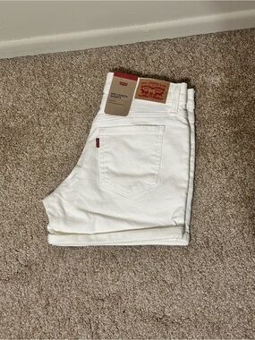 NWT Levi's White Mid-Length Shorts
